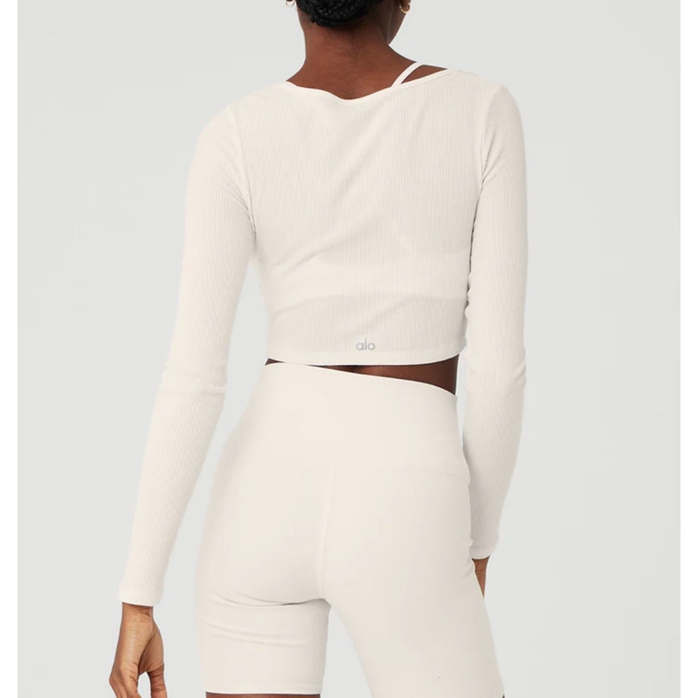 ✨ SOLD OUT Like NEW Alo Yoga Ivory Ribbed Cropped Whisper Cardigan Size Small - Picture 3 of 5